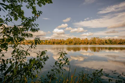 Autumn Lake 4K Wallpaper · autumn · 3840×2560