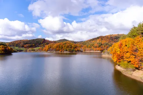 Autumn Lake 4K Wallpaper · autumn · 3840×2560