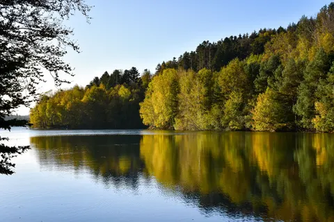 Autumn Lake 4K Wallpaper · autumn · 3840×2560