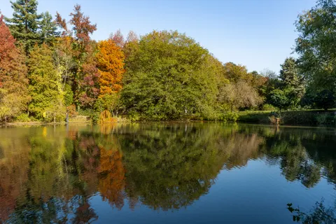 Autumn Lake 4K Wallpaper · autumn · 3840×2560