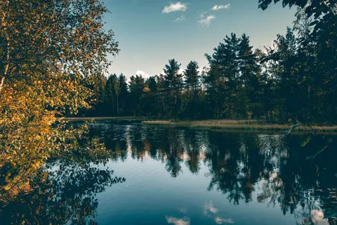 Autumn Lake 4K Wallpaper · autumn · 3840×2560
