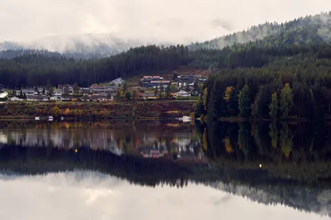 Autumn Lake 4K Wallpaper · autumn · 3840×2561