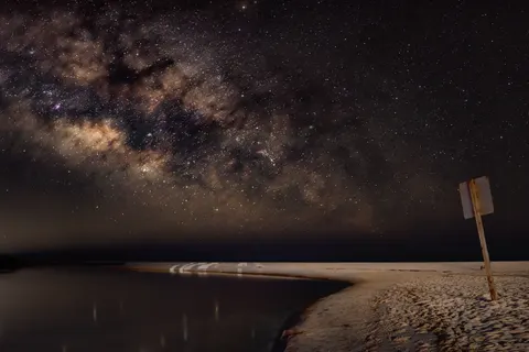 Melkweg boven Zee 4K-achtergrond · space · 3840×2560