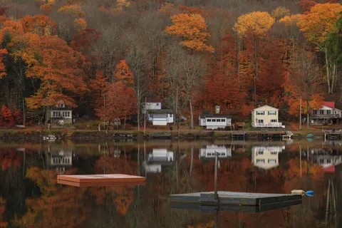 Autumn Lake 4K Wallpaper · autumn · 3840×2560