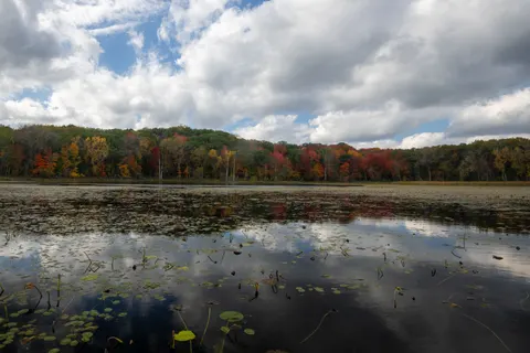 Autumn Lake 4K Wallpaper · autumn · 3840×2560