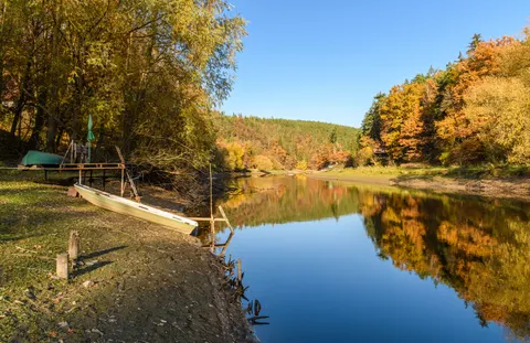 Autumn Lake 4K Wallpaper · autumn · 3840×2483