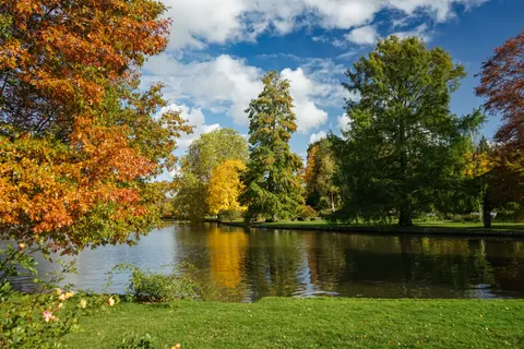 Autumn Lake 4K Wallpaper · autumn · 3840×2560