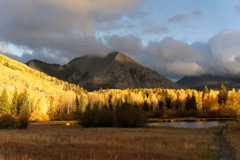 Autumn Mountains 4K Wallpaper · autumn · 3840×2560