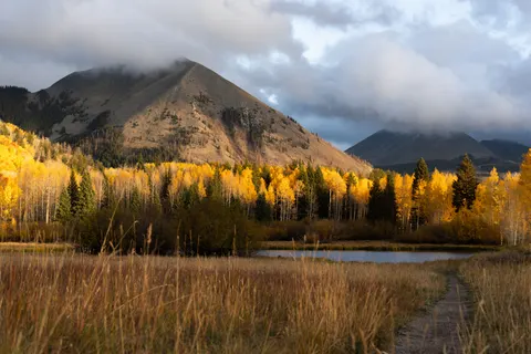 Autumn Mountains 4K Wallpaper · autumn · 3840×2560