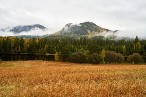 Autumn Mountains 4K Wallpaper · autumn · 3840×2561