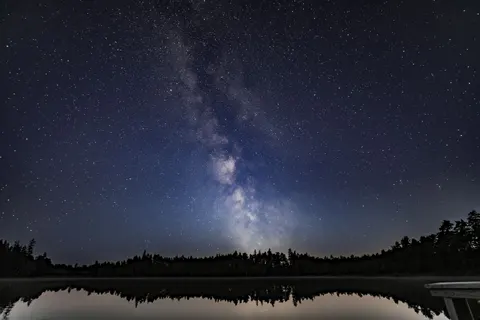 Fond d'écran Voie lactée au-dessus de la mer 4K · space · 3840×2560
