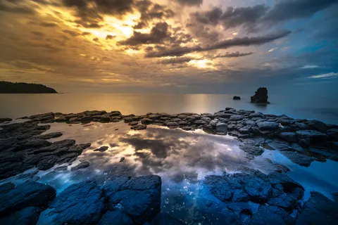 Milky Way over Sea 4K Wallpaper · space · 3840×2561
