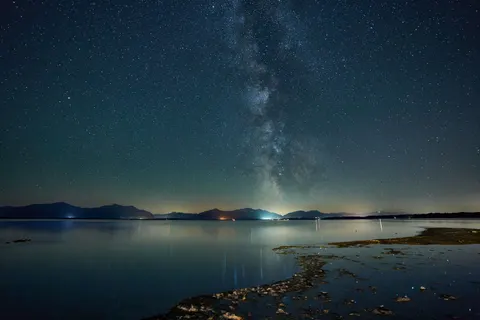 Fondo de pantalla Vía Láctea sobre el Mar 4K · space · 3840×2560