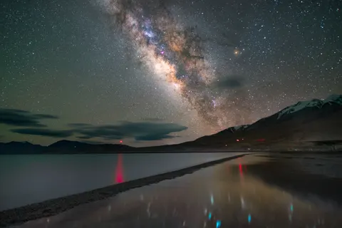 Fond d'écran Voie lactée au-dessus de la mer 4K · space · 3840×2560