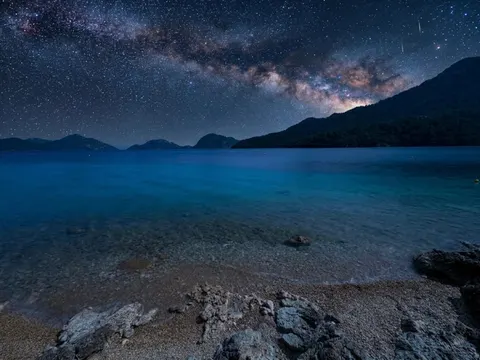 Milchstraße über dem Meer 4K Hintergrundbild · space · 3840×2879