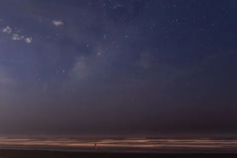 والپیپر راه شیری بر فراز دریا با کیفیت 4K · space · 3840×2560