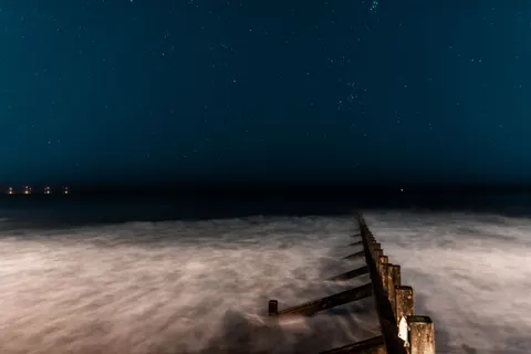 Fondo de pantalla Vía Láctea sobre el Mar 4K · space · 3840×2560