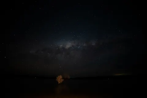 والپیپر راه شیری بر فراز دریا با کیفیت 4K · space · 3840×2555