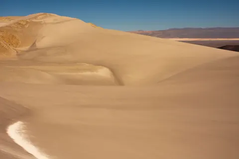 Desert Curves 4K Wallpaper · minimal · 3840×2560