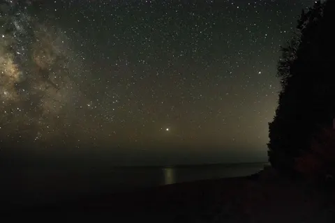 Fond d'écran Voie lactée au-dessus de la mer 4K · space · 3840×2560