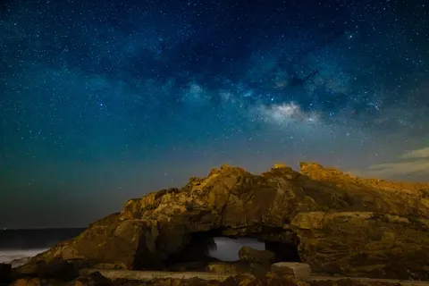 والپیپر راه شیری بر فراز دریا با کیفیت 4K · space · 3840×2561