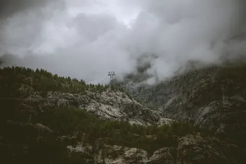 Foggy Minimal 4K Wallpaper · minimal · 3840×2560