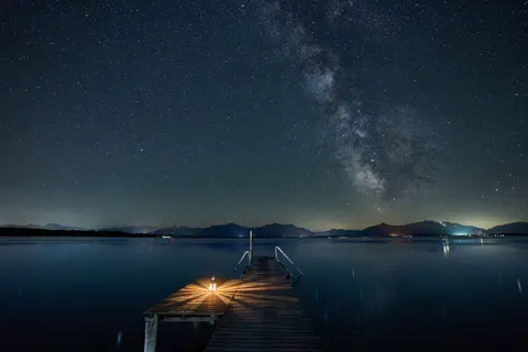 Fond d'écran Voie lactée au-dessus de la mer 4K · space · 3840×2560