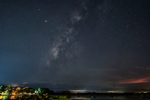 Melkweg boven Zee 4K-achtergrond · space · 3840×2561