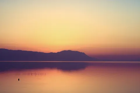 Still Water 4K Wallpaper · minimal · 3840×2560