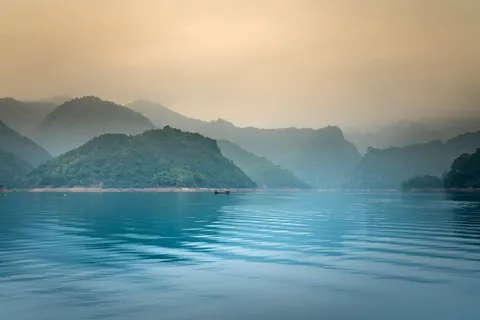 Hình nền Hồ Núi Sương Mù 4K · nature · 3840×2561