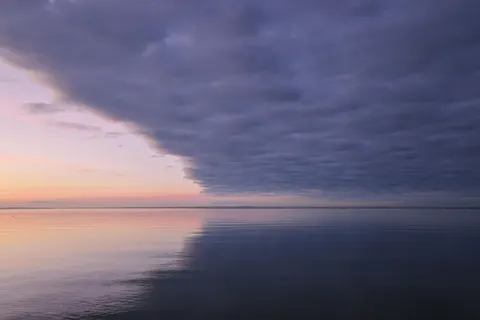 Still Water 4K Wallpaper · minimal · 3840×2561
