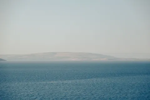 والپیپر آب ساکن با کیفیت 4K · minimal · 3840×2560