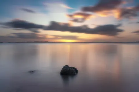 والپیپر آب ساکن با کیفیت 4K · minimal · 3840×2560