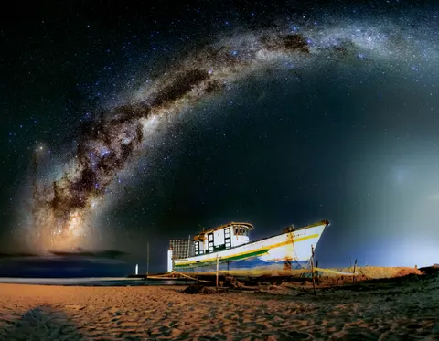 Fond d'écran Voie lactée au-dessus de la mer 4K · space · 3840×2981