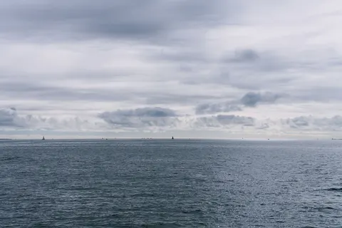 Still Water 4K Wallpaper · minimal · 3840×2563