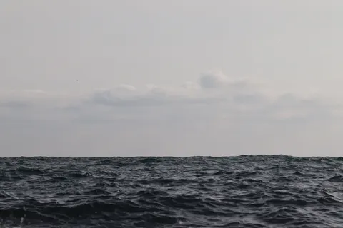 Stilles Wasser 4K Hintergrundbild · minimal · 3840×2560