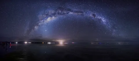 Fond d'écran Voie lactée au-dessus de la mer 4K · space · 3840×1681