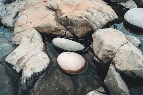 Zen Stones 4K Wallpaper · minimal · 3840×2560