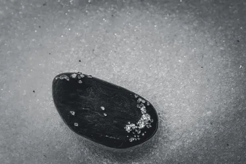 Zen Stones 4K Wallpaper · minimal · 3840×2563