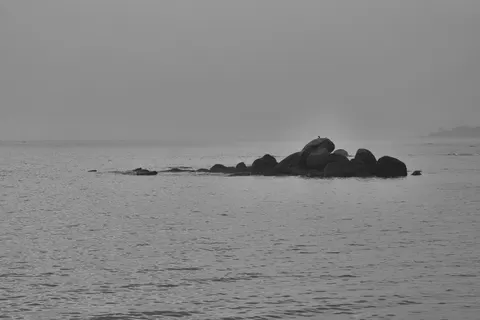 Zen Stones 4K Wallpaper · minimal · 3840×2560