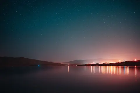 Fond d'écran Voie lactée au-dessus de la mer 4K · space · 3840×2561