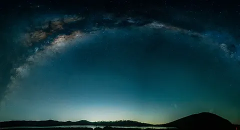 Hình nền Ngân Hà Trên Biển 4K · space · 3840×2068