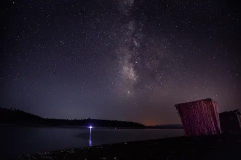 والپیپر راه شیری بر فراز دریا با کیفیت 4K · space · 3840×2560