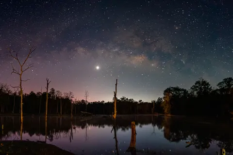 والپیپر راه شیری بر فراز دریا با کیفیت 4K · space · 3840×2560