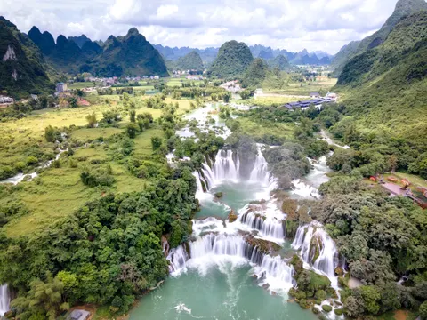 Tropical Falls 4K Wallpaper · tropical · 3840×2880