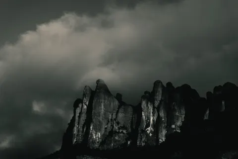 والپیپر کوه‌های تاریک با کیفیت 4K · dark · 3840×2560