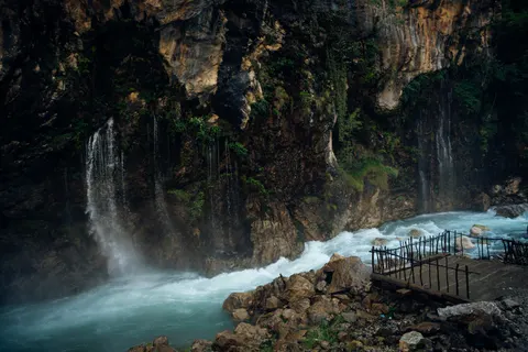 Cliff Waterfall 4K Wallpaper · waterfall · 3840×2560