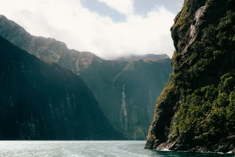 Cliff Waterfall 4K Wallpaper · waterfall · 3840×2560