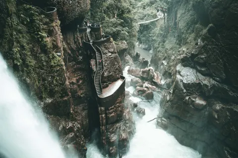 Cliff Waterfall 4K Wallpaper · waterfall · 3840×2560