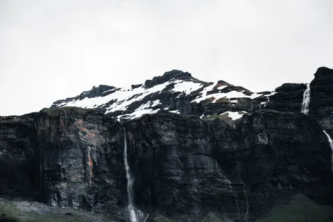 Cliff Waterfall 4K Wallpaper · waterfall · 3840×2560